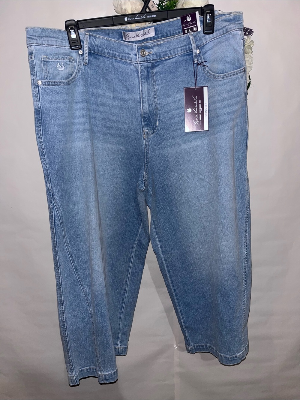 Gloria Vanderbilt women’s Light Wash Relaxed Jeans